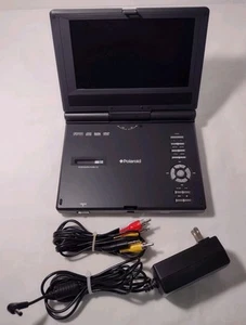 Polaroid Lettore DVD Portatile 7" DPA-00710S Testato Funziona Adattatore AC No Batteria - Foto 1 di 13