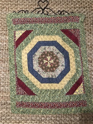 COLGADOR DE PARED COSIDO DE RETAZOS VINTAGE CON PERCHA DE MADERA Y HIERRO 30" X 24" Foto 1 de 4