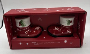 Poller's Studio Santa Boots Stechpalme Salz & Pfefferstreuer Set Weihnachten Neu im Karton - Bild 1 von 5