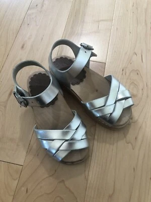 Sandalias zueco suecas de cuero plateado Hanna Andersson para niña talla 27 Foto 1 de 3