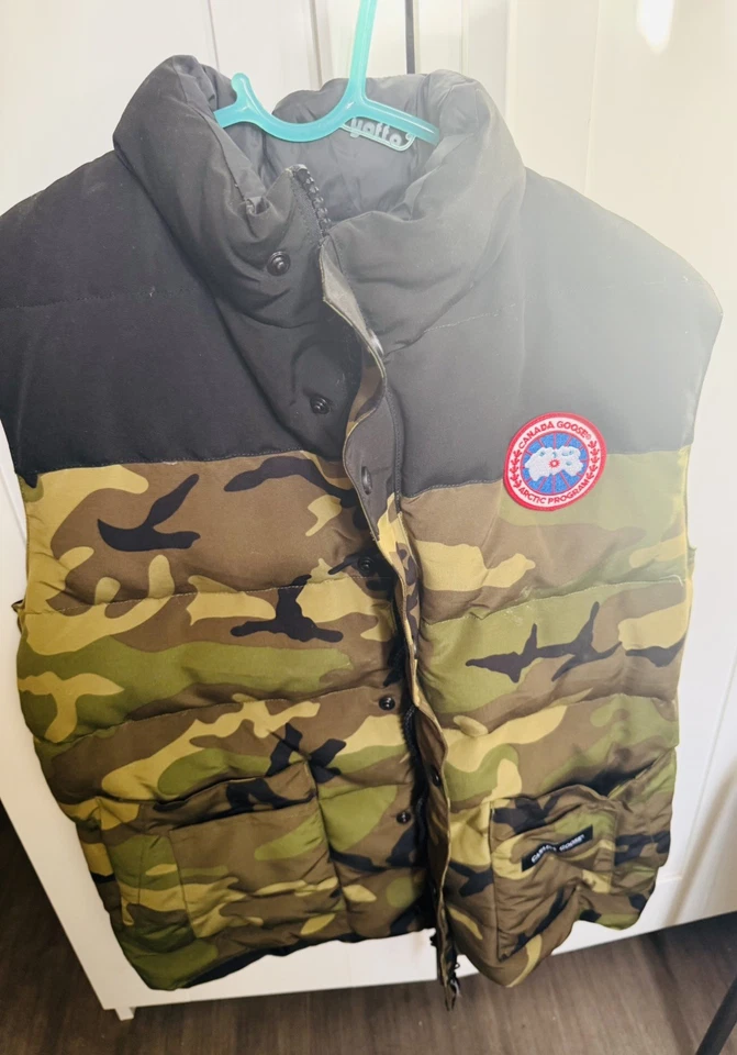 NUEVO AUTÉNTICO GANSO CANADIENSE PARA HOMBRES CHALECO ESTILO LIBRE CLÁSICO CAMUFLAJE VERDE TALLA S MARCA  Foto 1 de 4