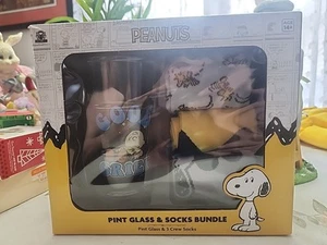 Paquete de vasos y calcetines de pinta Peanuts nuevo en caja - Imagen 1 de 4