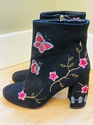 Nanette Lepore Talla 6 Negro Lirio Botín Floral Bordado Mariposas Grueso Foto 1 de 4