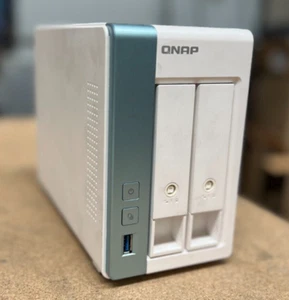 Qnap TS-231P3 Network Attached Storage (NAS) l 2x2TB HDD 2xCaddys +Power Adapter - Picture 1 of 5