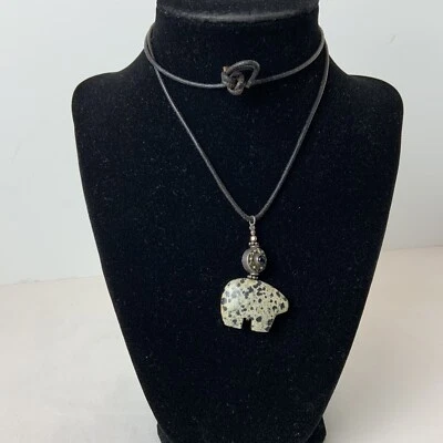 Collar con cordón de cuero colgante de plata oso de piedra de jaspe dálmata hecho artesanalmente Foto 1 de 4
