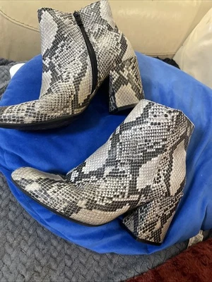 Botines Madden Girl Rally para mujer talla 9 piel de serpiente, patrón de pitón Foto 1 de 4