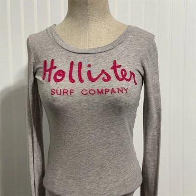 Hollister XS Y2K Surf Co. 长袖标志修身T恤 — 第 1/4 张图片