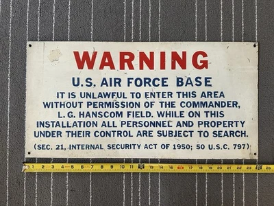 Señal metálica de advertencia de la base de la Fuerza Aérea de Massachusetts Hanscom Field años 50/60 de colección Foto 1 de 4