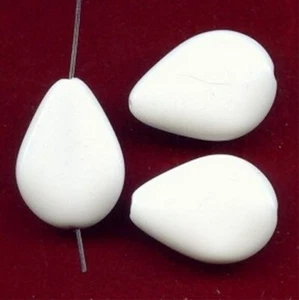 12 VINTAGE WEISS ACRYL 25x18mm. FLACHE TROPFEN GLATTE PERLEN 5232 - Bild 1 von 1