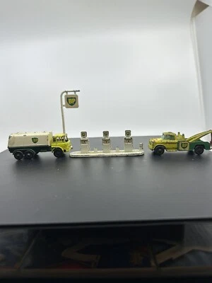 VINTAGE LESNEY MOKO MATCHBOX BP 3 ILHA BOMBA DE GASOLINA, placa de pé e caminhões - Imagem 1 de 4