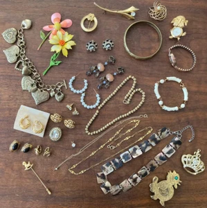 COSTUME JEWELRY~TRIFARI~NECKLACES~BRACELETS~EARRINGS~WATCHES~BROOCHES~PENDANT - Picture 1 of 7