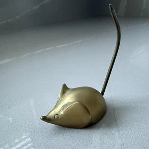 Vintage kleine Messing Maus Figur Ring Halter Kerzenschnüffler Briefbeschwerer MCM - Bild 1 von 6