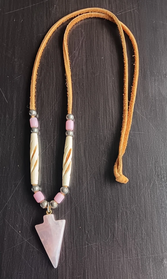 Colar pingente ponta de flecha quartzo rosa 14,5 miçangas e cordão de camurça - Imagem 1 de 4