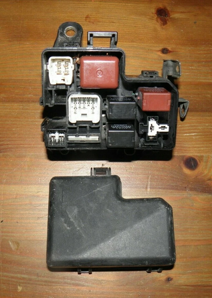 Lexus GS300 GS400 GS430 1998-2005 Fuse and Relay box OEM - Image 1 of 4