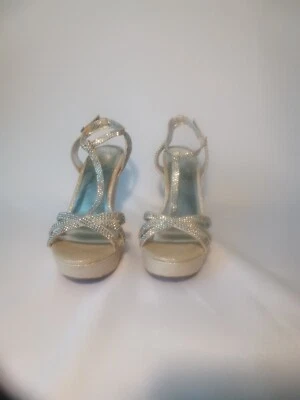 Material Girl Silver Beaded Pamper 5 3/8" Wedge Strappy  Sandals Size  9M Foto 1 de 4