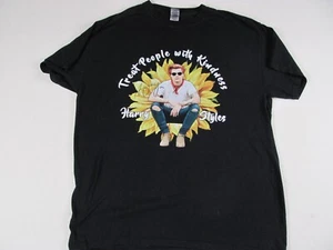 Camisa Harry Styles Grande Negra Gráfica Tratar a las Personas con Amabilidad Manga Corta - Imagen 1 de 20