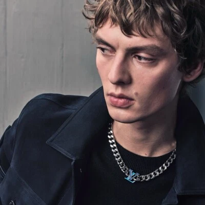 "Collar de cadena de eslabones cubanos con logotipo LV esmalte azul de 20"" - precio de venta sugerido por el fabricante $1,200" Foto 1 de 4