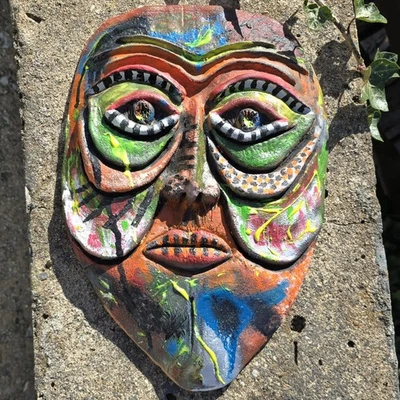 Máscara de Pared Tribal Escultura Asquerosamente Fea, Estudio "Arte" Cerámica 14"x 9" LEER Foto 1 de 4