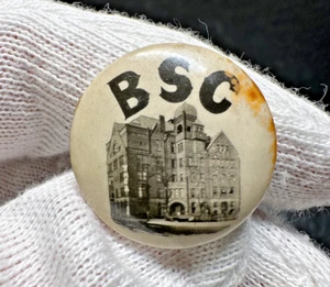 RARO ANTICO BSC (BOY SCOUT CLUB? BS COLLEGE?) YMCA SPILLA CELLULOIDE DA COSTRUZIONE E979 - Foto 1 di 12