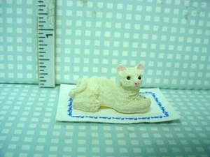 Miniature White Cat Resin Jeannetta Kendall 1/12 Scale - Picture 1 of 3