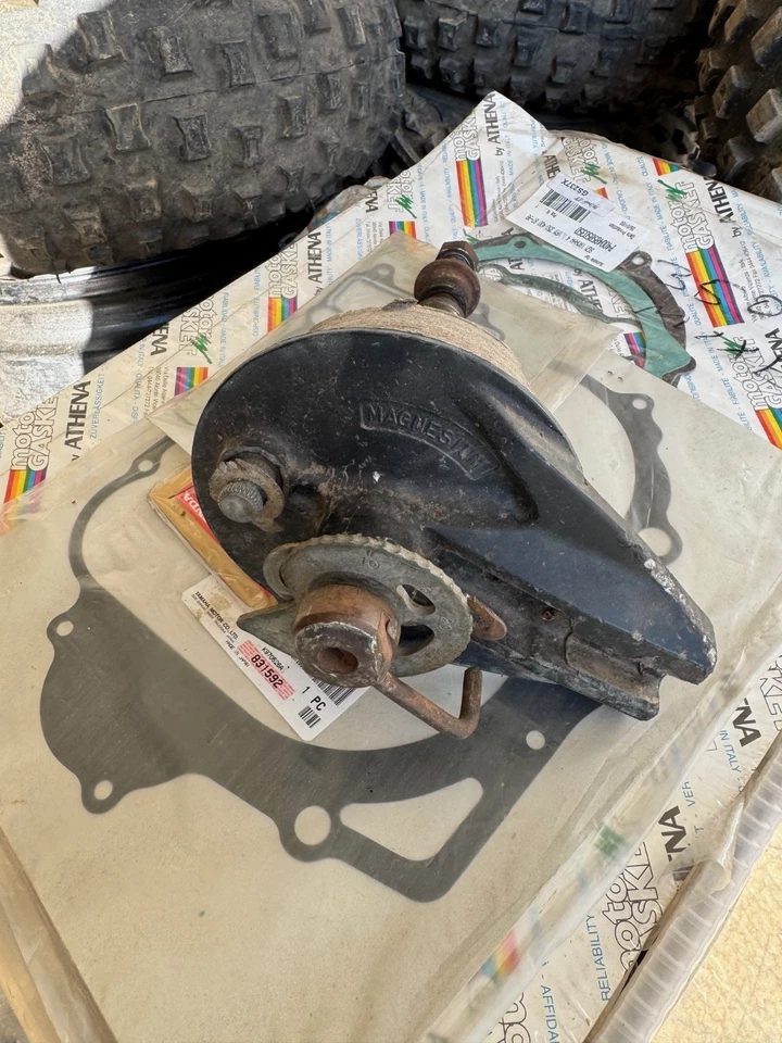 Placa de respaldo de buje de freno de rueda trasera OEM 83-85 Honda XR500R con eje de rueda Foto 1 de 2