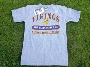 ---1999 Neu mit Etikett Medium Minnesota Vikings NFL Jimmy Kleinsasser #85 T-Shirt - Bild 1 von 7