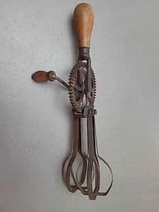 Wonderful Antique Old Forged Iron Hand Held Egg Beater/Mixer Timber Knob Handle - Imagen 1 de 9