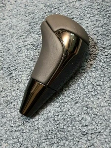 TOYOTA SHIFT KNOB A/T BLACK PIANO GLOSSY FOR TOYOTA FORTUNER REVO CAMRY - Picture 1 of 10