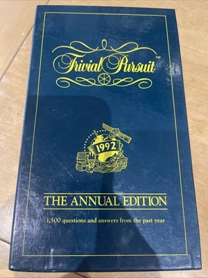 VINTAGE TRIVIAL PURSUIT 1992 ANNUAL EDITION CARDS & PIECES IN PRISTINE CONDITION - Image 1 of 4