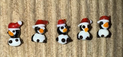 "5 pingüinos de vidrio de Navidad con sombreros de Papá Noel cuentas de murano dijes pequeños 3/4""" Foto 1 de 4