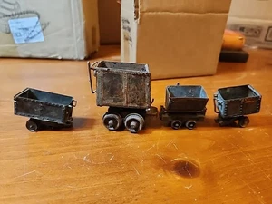 4 modellini treno giocattoli auto da miniera rustiche vintage? Arte popolare? - Foto 1 di 15