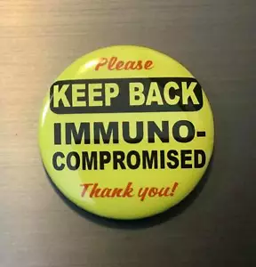 "INSIGNIA BOTÓN PIN DISTANCIA SOCIAL INMUNOCOMPRIMIDA 2,25" Advertencia Virus - Imagen 1 de 1