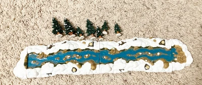 Juego de 11 piezas Lemax Village Landscape Stream River and Evergreen Trees Foto 1 de 4