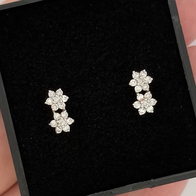 Delicate 9ct Yellow Gold 0.50ct Diamond Cluster Flower Stud Earrings - Image 1 of 4