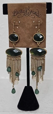 BRINCOS MARCA SORTUDA tom dourado metal pedras verdes 3 1/2"" de comprimento - Imagem 1 de 4