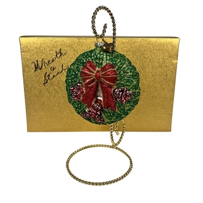 Corona colgante Valerie Parr Hill adorno de vidrio de Navidad con soporte de metal dorado Foto 1 de 4