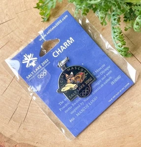 Ciondolo Charm Smalto Souvenir Ufficiale Olimpiadi Inverno 2002 Lago Salato Mascotte Nuovo con scatola - Foto 1 di 3