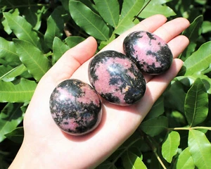 Rhodonite Palm Stone: Hand Polished Rhodonite Pebbles ('A' Grade Crystals) - Bild 1 von 10
