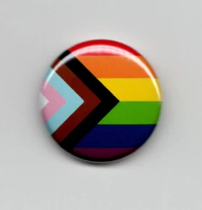 BANDERA DEL ORGULLO Pinback Botón Gay Lesbiana LGBTQ Matrimonio Lindo Arco Iris Desfile - Imagen 1 de 2