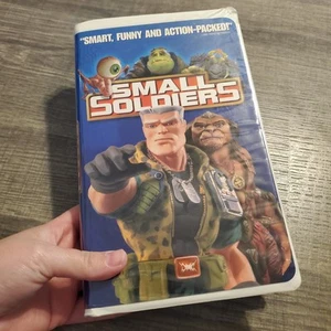 Small Soldiers VHS 1998 Clamshell Video Tape Movie Action Funny Vintage - Picture 1 of 6