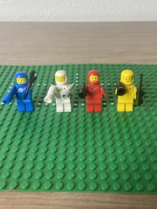 Vintage Lego Astronaut Mini Figures Lot (4) Blue Yellow White Blue 1970s-1980s - Picture 1 of 7