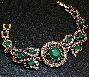 NWOT Gold Tone Green Jadite Look Stones & Clear Rhinestones Station Bracelet 7" - Picture 1 of 12