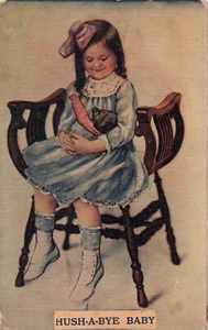 c1916 Hush-A-Bye Baby süßes Mädchen rosa Haarschleife Welpe blaues Kleid Postkarte K218 - Bild 1 von 2