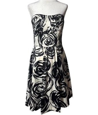 白宫黑市无肩带礼服级黑白花卉印花派对 — 第 1/4 张图片
