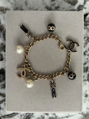 CHANEL 100 Aniversario Gabrielle Estatuilla Dije Pulsera Grande CC Imitación Perlas Foto 1 de 4
