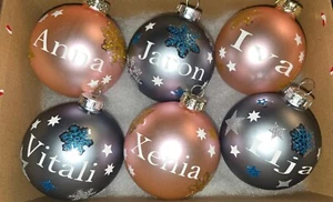 5xAufkleber Personalisiert Geschenk Weihnachtskugel Beschriftung Wunschname 6 cm - Bild 1 von 5