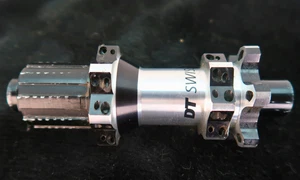 DT Swiss 350 mozzo posteriore freno a disco asse passante 28H - 143mm - Foto 1 di 2