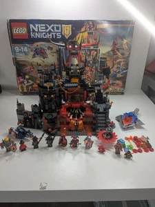 LEGO NEXO KNIGHTS: Guarida del Volcán de Jestro (70323) - Completo + Caja + Instrucciones - Imagen 1 de 15