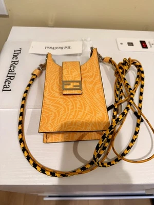 Auténtico bolso bandolera Fendi amarillo vértigo estampado cubo mini bolsa para teléfono TRR Foto 1 de 4