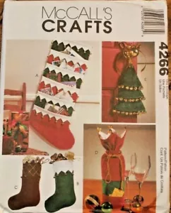 Medias portatarjetas de Navidad McCall's 4266 bolsa de regalo percha de puerta patrón de costura - Imagen 1 de 2